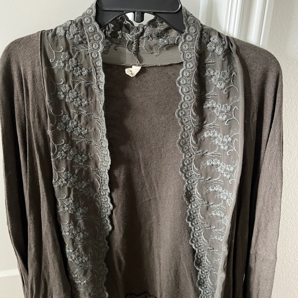 Women’s lightweight throw top w lace brand name Tiny